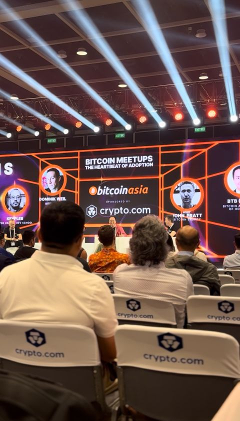 The audience watching a Bitcoin Asia panel about Bitcoin meetups.