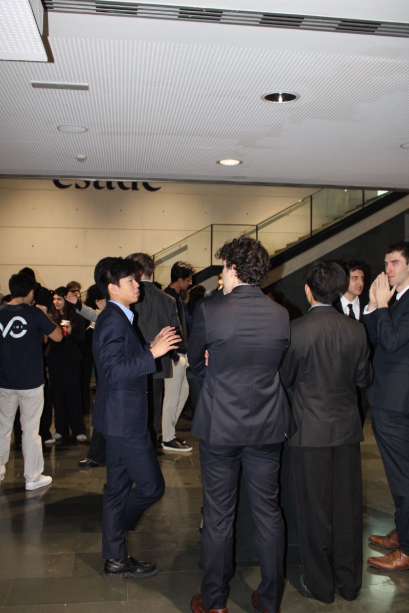Students speaking together in the Esade event foyer.